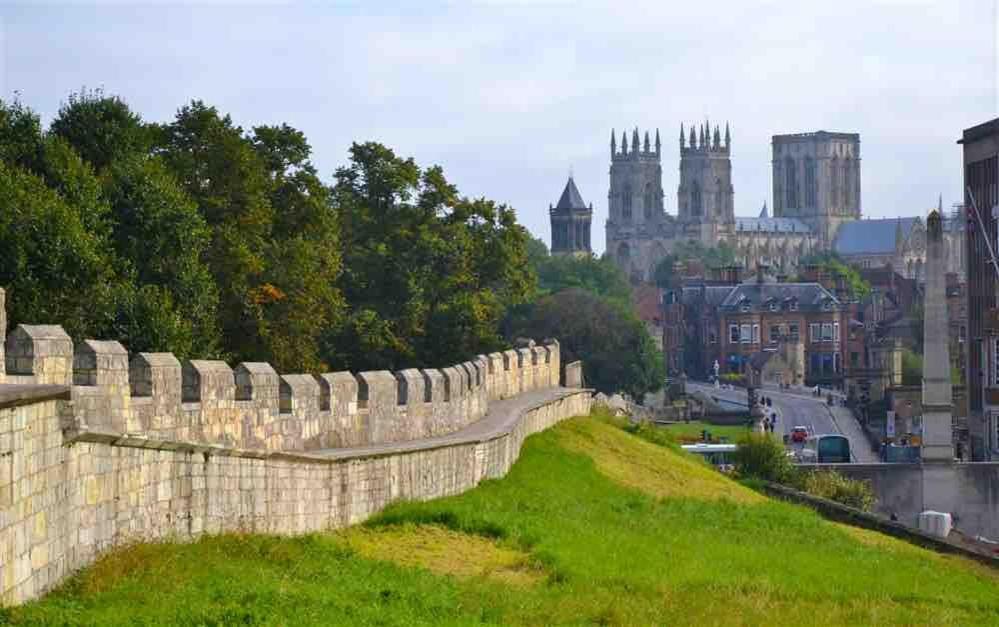 Meadows Lodge York Bagian luar foto